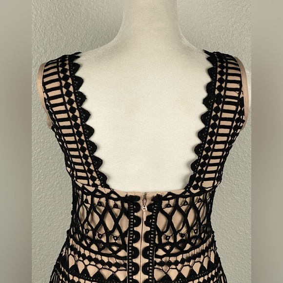 NWT Vivianne Firenze black bodycon dress crochet overlay and nude lining Sz M - Picture 8 of 16